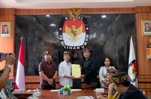 PENYERAHAN: KPU Badung menyerahkan hasil pemeriksaan kesehatan bapaslon, Kamis 5 September 2024. (Foto Istimewa)