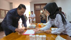 “Menjaga integritas Lembaga Legislatif” Anggota DPRD Badung  Menjalani tes urin.