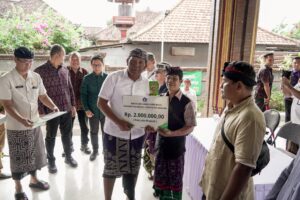 Ketua DPRD Badung I Gst Anom Gumanti menyerahkan secara simolis bantuan Hari Raya Galungan, Selasa (11/11/2025)