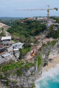 Proyek di Tebing Dekat Pantai Suluban,  Dikhawatirkan Ancam Goa dan Ekosistem Laut