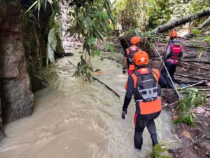 RUMAH AMBRUK DITERJANG AIR BAH, IBU DAN ANAK HILANG TERBAWA ARUS