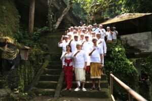 Mengawali Tahun Baru 2026, Bupati Satria Bersama OPD sembahyang bersama di Pura Tirta Harum