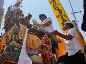 Ngayah Penuh Bhakti, I Nyoman Giri Prasta Hadiri Melaspas di Desa Adat Guliang Kangin