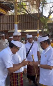 DPRD Kabupaten Badung Hadiri Rangkaian Karya di Pura Desa Adat Sibanggede.