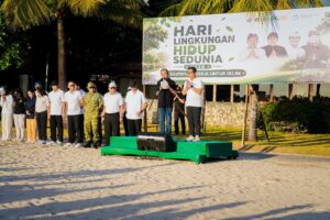 Made Wijaya Hadiri Aksi Korve dan Peringatan Hari Lingkungan Hidup Sedunia di Pantai Samuh Benoa.